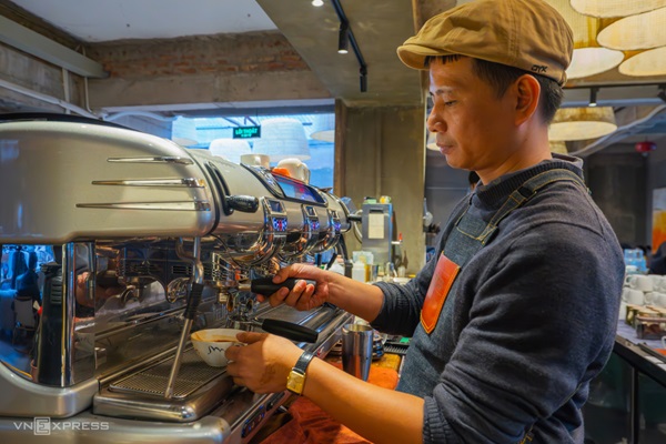 Quán cà phê trang trí ba tấn sách ở Hà Nội